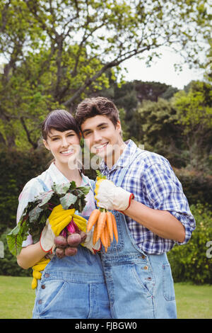 Coppia giovane azienda appena raccolto di ortaggi Foto Stock