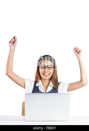 Felice imprenditrice utilizzando laptop e bracci di sollevamento Foto Stock