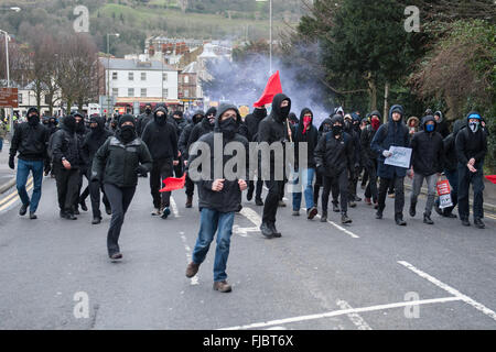 Scontri come anti-immigrazione gruppi compresi il Fronte Nazionale (NF) e la difesa inglese League (EDL) protesta a Dover. In un tentativo di interrompere l'estremo destro, gruppi antifascisti tra cui unirsi contro il fascismo (UAF) e il Kent Anti-Racism Network (KARN) tenere un contatore-protesta. Dotato di: atmosfera dove: Dover, Regno Unito quando: 30 Gen 2016 Foto Stock