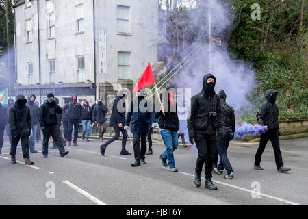 Scontri come anti-immigrazione gruppi compresi il Fronte Nazionale (NF) e la difesa inglese League (EDL) protesta a Dover. In un tentativo di interrompere l'estremo destro, gruppi antifascisti tra cui unirsi contro il fascismo (UAF) e il Kent Anti-Racism Network (KARN) tenere un contatore-protesta. Dotato di: atmosfera dove: Dover, Regno Unito quando: 30 Gen 2016 Foto Stock