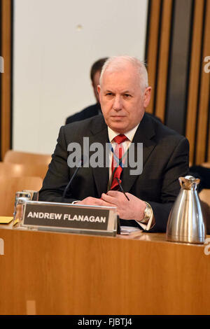 Edimburgo, Scozia, 1 marzo, 2016. Andrew Flanagan, presidente della polizia scozzese competente viene visualizzato prima il Parlamento scozzese di giustizia Comitato, a fornire elementi di prova in merito alla politica per la protezione di informatori e altri problemi. Credito: Ken Jack / Alamy Live News Foto Stock