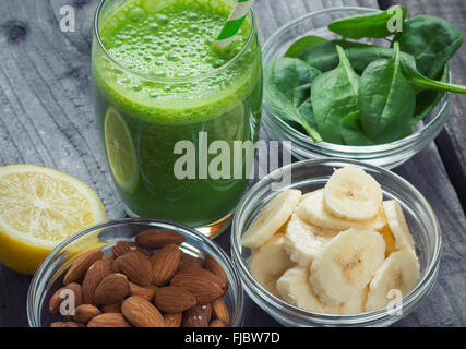 Il verde fresco frullato sano con frutta e verdura Foto Stock