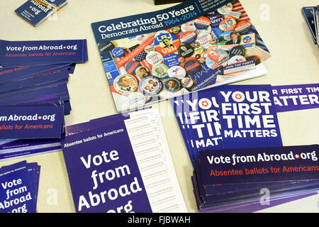 Edimburgo, Scozia, 1 marzo, 2016. Campagna di voto letteratura in corrispondenza di una stazione di polling per gli americani in Edinburgh organizzata da Democrats all'estero, come 'Super martedi' ottiene in modo nelle presidenziali americane gara primario Credito: Ken Jack / Alamy Live News Foto Stock