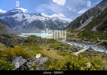 Lago di Mueller e Hooker River Bridge con Mount Sefton, Hooker Valley, il Parco nazionale di Mount Cook, isola del Sud, Nuova Zelanda Foto Stock