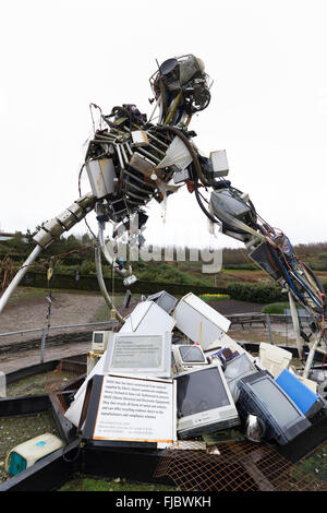 Paolo Bonomini scultura, WEEE uomo fatto di materiale riciclato elettrici ed elettronici di posta indesiderata al progetto Eden, Cornwall, Regno Unito Foto Stock