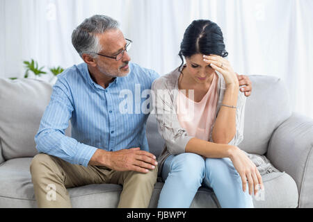 Terapista consolante di una donna Foto Stock