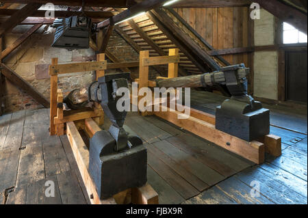 Il vecchio fabbro martelli e al di sopra di un vecchio muggito del 1875, Industrial Museum, Lauf, Media Franconia, Baviera, Germania Foto Stock
