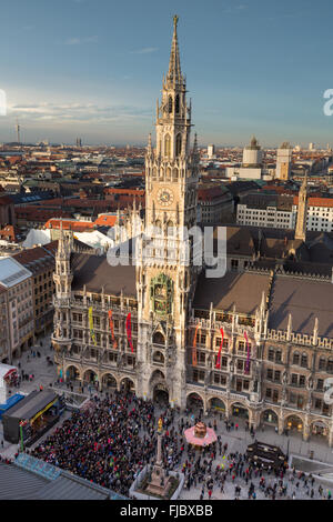 Vista su New Town Hall e la Marienplatz, la piazza di Maria, Monaco di Baviera, Baviera, Baviera, Germania Foto Stock