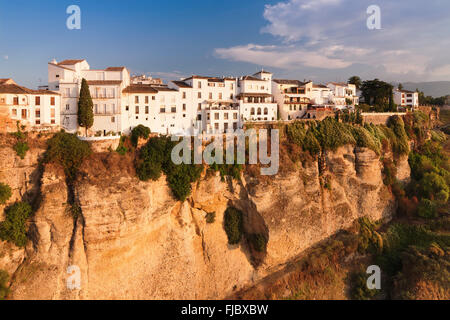 Vista dal Puente Nuevo ponte sopra il centro storico di Ronda, Andalucía, Spagna Foto Stock