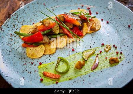 Patate fritte con peperoni, melanzane e asparagi. Foto Stock