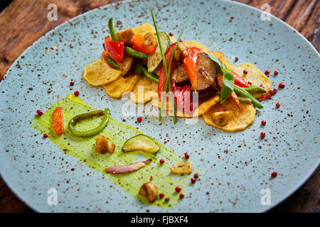 Patate fritte con peperoni, melanzane e asparagi. Foto Stock