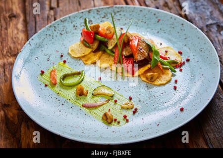 Patate fritte con peperoni, melanzane e asparagi. Foto Stock