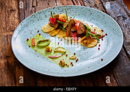 Patate fritte con peperoni, melanzane e asparagi. Foto Stock