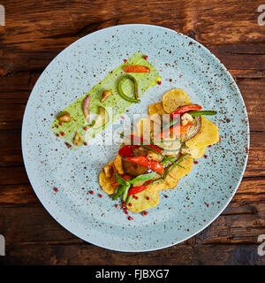 Patate fritte con peperoni, melanzane e asparagi. Foto Stock