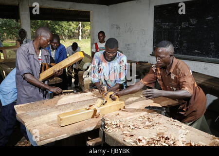 Gli apprendisti piallare il legno, carpenteria e falegnameria officina, Matamba-Solo, nella provincia di Bandundu, Repubblica Democratica del Congo Foto Stock