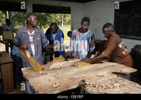 Gli apprendisti piallare il legno, carpenteria e falegnameria officina, Matamba-Solo, nella provincia di Bandundu, Repubblica Democratica del Congo Foto Stock