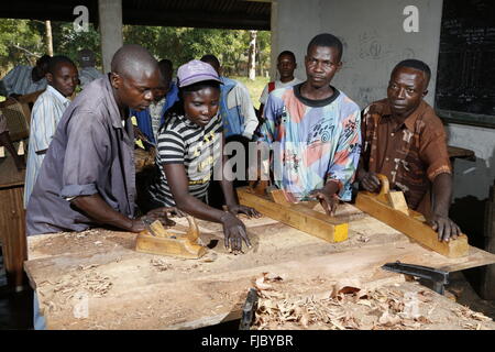 Gli apprendisti piallare il legno, carpenteria e falegnameria officina, Matamba-Solo, nella provincia di Bandundu, Repubblica Democratica del Congo Foto Stock