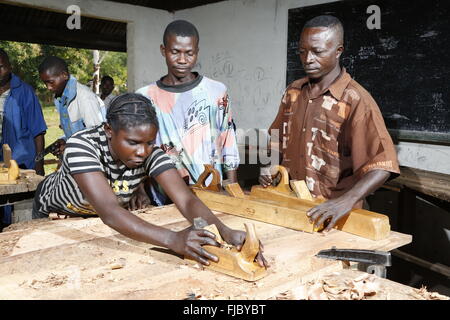 Gli apprendisti piallare il legno, carpenteria e falegnameria officina, Matamba-Solo, nella provincia di Bandundu, Repubblica Democratica del Congo Foto Stock