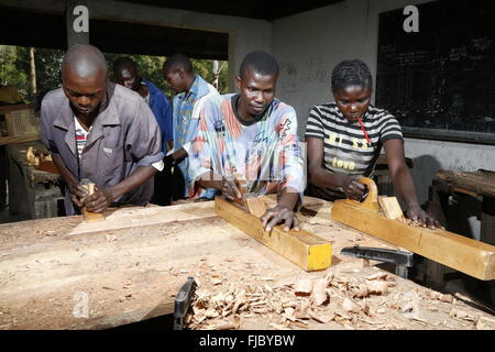 Gli apprendisti piallare il legno, carpenteria e falegnameria officina, Matamba-Solo, nella provincia di Bandundu, Repubblica Democratica del Congo Foto Stock