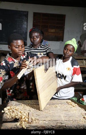 Gli apprendisti piallare il legno, carpenteria e falegnameria officina, Matamba-Solo, nella provincia di Bandundu, Repubblica Democratica del Congo Foto Stock