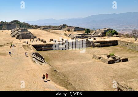 Affacciata sul Patio Hundido sulla parte sud-occidentale del sito archeologico di Monte Alban a Oaxaca, Oaxaca, Messico Foto Stock