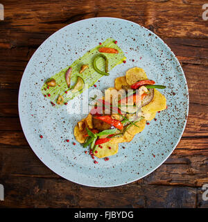 Patate fritte con peperoni, melanzane e asparagi. Foto Stock