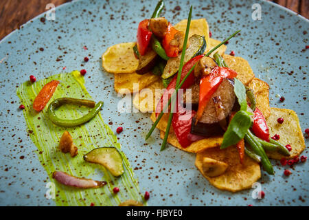 Patate fritte con peperoni, melanzane e asparagi. Foto Stock