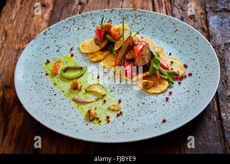 Patate fritte con peperoni, melanzane e asparagi. Foto Stock