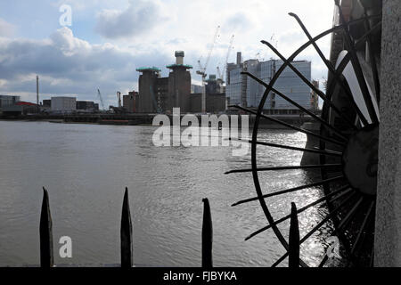 Battersea Power Station e nuovi appartamenti in costruzione al di là del fiume Tamigi a Londra REGNO UNITO KATHY DEWITT Foto Stock