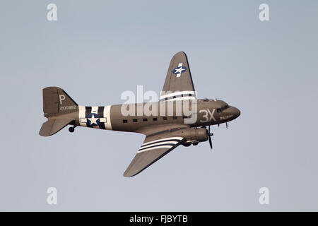 C47 o DC3 Douglas Dakota aeromobile in USAF colori, in volo, Regno Unito Foto Stock