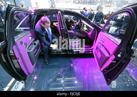 Ginevra, Svizzera. 1 Mar, 2016. Una Rolls-Royce Ghost Badge nero in mostra durante la prima giornata della stampa del Geneva International Motor Show di Ginevra, Svizzera, 1 marzo 2016. Il motor show sarà aperta al pubblico dal 03 al 13 marzo 2016. Foto: ULI DECK/dpa/Alamy Live News Foto Stock