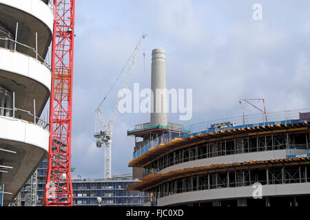 Vista di un singolo Battersea Power Station gru camino costruzione lo sviluppo in Nine Elms Londra UK KATHY DEWITT Foto Stock