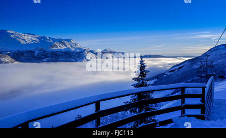 La vista su una nuvola riempì valley, Skarsnuten hotel, Hemsedal, Norvegia Foto Stock