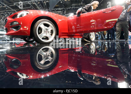 Ginevra, Svizzera. 1 Mar, 2016. Una Fiat 124 Spider in mostra durante la prima giornata della stampa del Geneva International Motor Show di Ginevra, Svizzera, 1 marzo 2016. Il motor show sarà aperta al pubblico dal 03 al 13 marzo 2016. Foto: ULI DECK/dpa/Alamy Live News Foto Stock