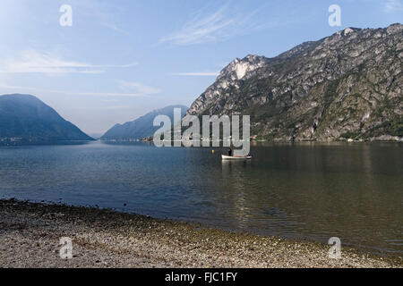 La pesca in barca sul Lago di Lugano, Porlezza, Lombardia, Italia Foto Stock