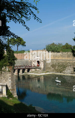 Festungsgraben, Porta Brescia, Peschiera del Garda Veneto, Italien | Fossato, Porta Brescia, Peschiera del Garda, Veneto, Italia Foto Stock