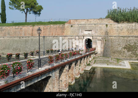 Festungsgraben, Porta Brescia, Peschiera del Garda Veneto, Italien | Fossato, Porta Brescia, Peschiera del Garda, Veneto, Italia Foto Stock