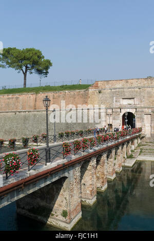 Festungsgraben, Porta Brescia, Peschiera del Garda Veneto, Italien | Fossato, Porta Brescia, Peschiera del Garda, Veneto, Italia Foto Stock