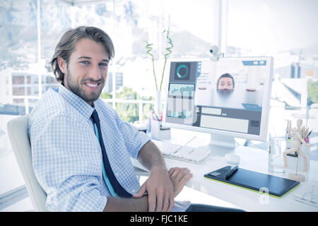 Immagine composita di imprenditore nervoso peeking su scrivania Foto Stock