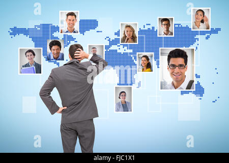 Immagine composita del giovane imprenditore in piedi torna alla telecamera di graffiare la sua testa Foto Stock