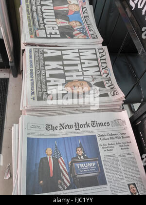 New York quotidiani su Sabato, 27 febbraio 2016 Relazione sulla ex candidata presidenziale e New Jersey governatore Chris Christie's approvazione degli Stati Uniti per il candidato presidenziale Donald Trump (© Richard B. Levine) Foto Stock