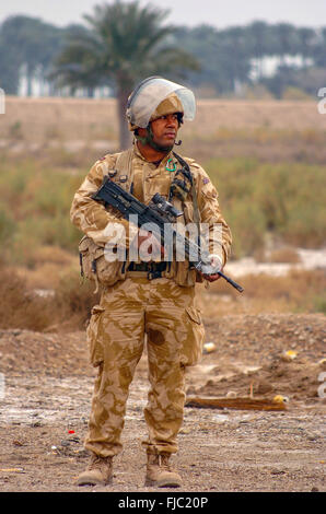 Il Welsh guards battel gruppo su vi tour of duty in Iraq 2004. esse sono state pubblicate appena fuori al lato Arhmar in Iraq meridionale. e incluse bom arma di smaltimento trova e pattuglie di sicurezza.erano lì 2004/2005 op telic 5. Foto Stock