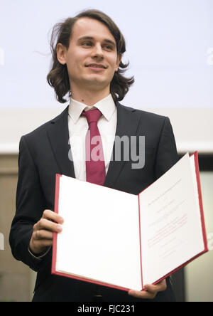 Peter Scholze, dell'Istituto di Matematica della Rheinische Friedrich-Wilhelms-Universitaet Bonn, è soddisfatto con il suo premio, durante la Gottfried-Wilhelm-Leibniz-Preis cerimonia di premiazione che si terrà a Berlino (Germania), 1 marzo 2016. Foto: SOEREN STACHE/DPA Foto Stock