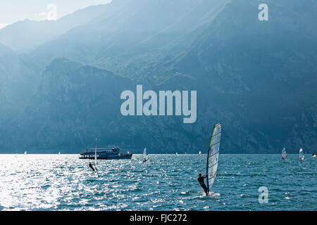 Wind Surf, montagne, estremità nord del lago vicino a Torbole sul lago di Garda, Trentino, Italia Foto Stock