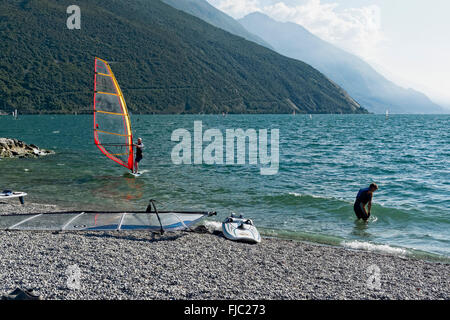 Strand, Windsurf, Torbole sul Garda, gardasee, Trentino, Italien | Spiaggia, wind surf, Torbole sul lago di Garda, Trentino, Italia Foto Stock