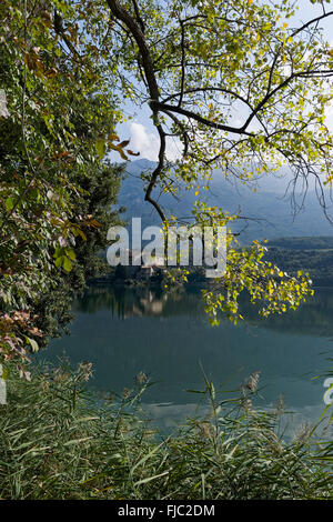 Il lago di Toblino mit Schloss Castel Toblino, Trentino, Italien | Lago di Toblino con il suo castello Castel Toblino, Trentino, Italia Foto Stock