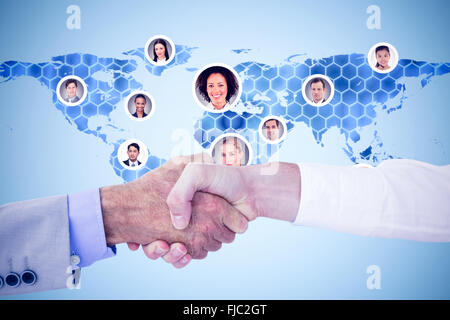 Immagine composita di uomini di affari che stringono le mani su sfondo bianco Foto Stock