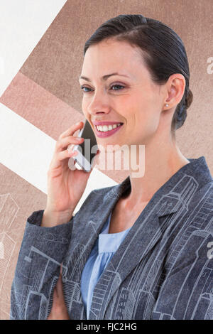 Immagine composita di imprenditrice utilizzando il suo telefono Foto Stock