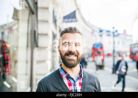 Hipster uomo nelle strade di Londra, giornata di sole Foto Stock