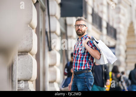 Hipster uomo shopping nelle strade di Londra Foto Stock
